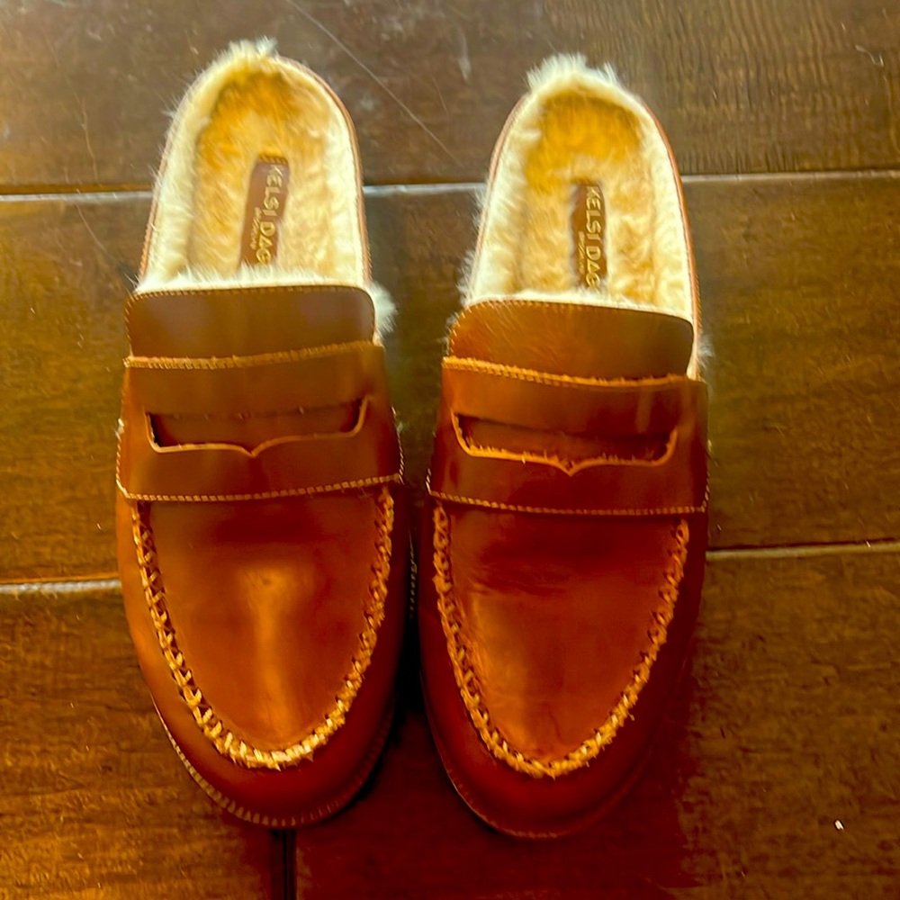 Excellent condition. Bought too large. Wore once so can’t take back.
